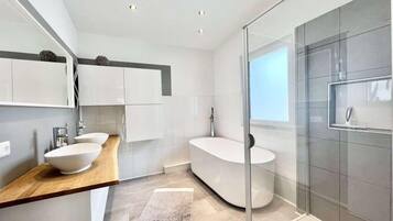 Dusche, Haartrockner, Seife, Toilettenpapier