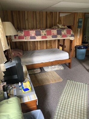 1 bedroom, bed sheets - 1BR Cabin near Tahquamenon River (Newberry)