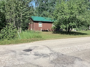 Property grounds - 1BR Cabin walking distance to Dollarville Dam and public fishing  (Newberry)