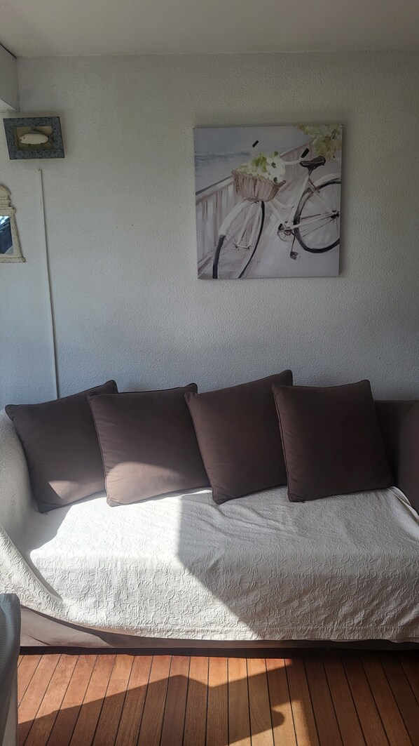Interior - Vrbo Property (Paris)