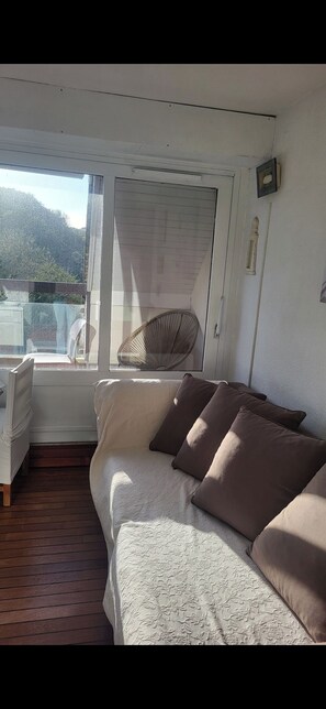 Living area - Vrbo Property (Paris)