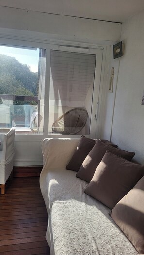 Living area - Charming studio apartment, located in a quiet residential complex near the beach in Le Touquet (Paris)