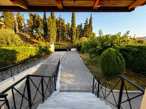 House - Beachside Hideaway - Steps From Lechaio Blue Shore (Corinth)