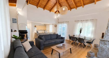 Beachside Hideaway - Steps From Lechaio Blue Shore