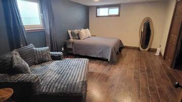 2 bedrooms, iron/ironing board, Internet, bed sheets