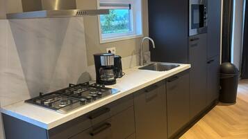 Coffee/tea maker, fridge, microwave, stovetop
