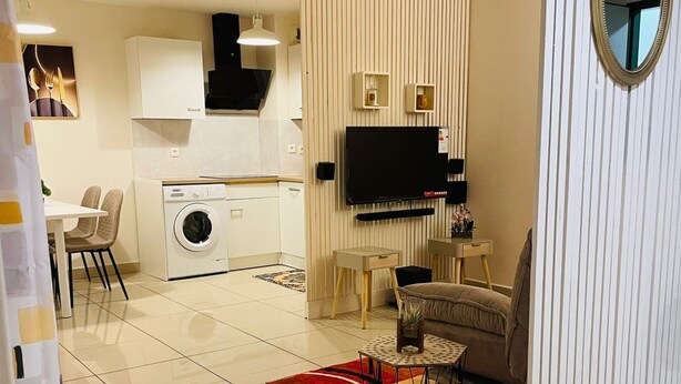 Un apartamento moderno con cocina, sala de estar y comedor.