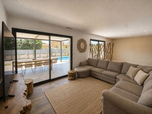 Living area - Vrbo Property (Mas-Blanc-des-Alpilles)