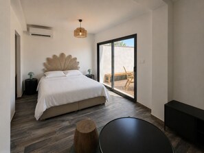 Room - Vrbo Property (Mas-Blanc-des-Alpilles)