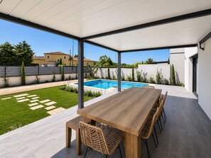 Outdoor dining - Vrbo Property (Mas-Blanc-des-Alpilles)