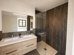 Bathroom - Vrbo Property (Mas-Blanc-des-Alpilles)