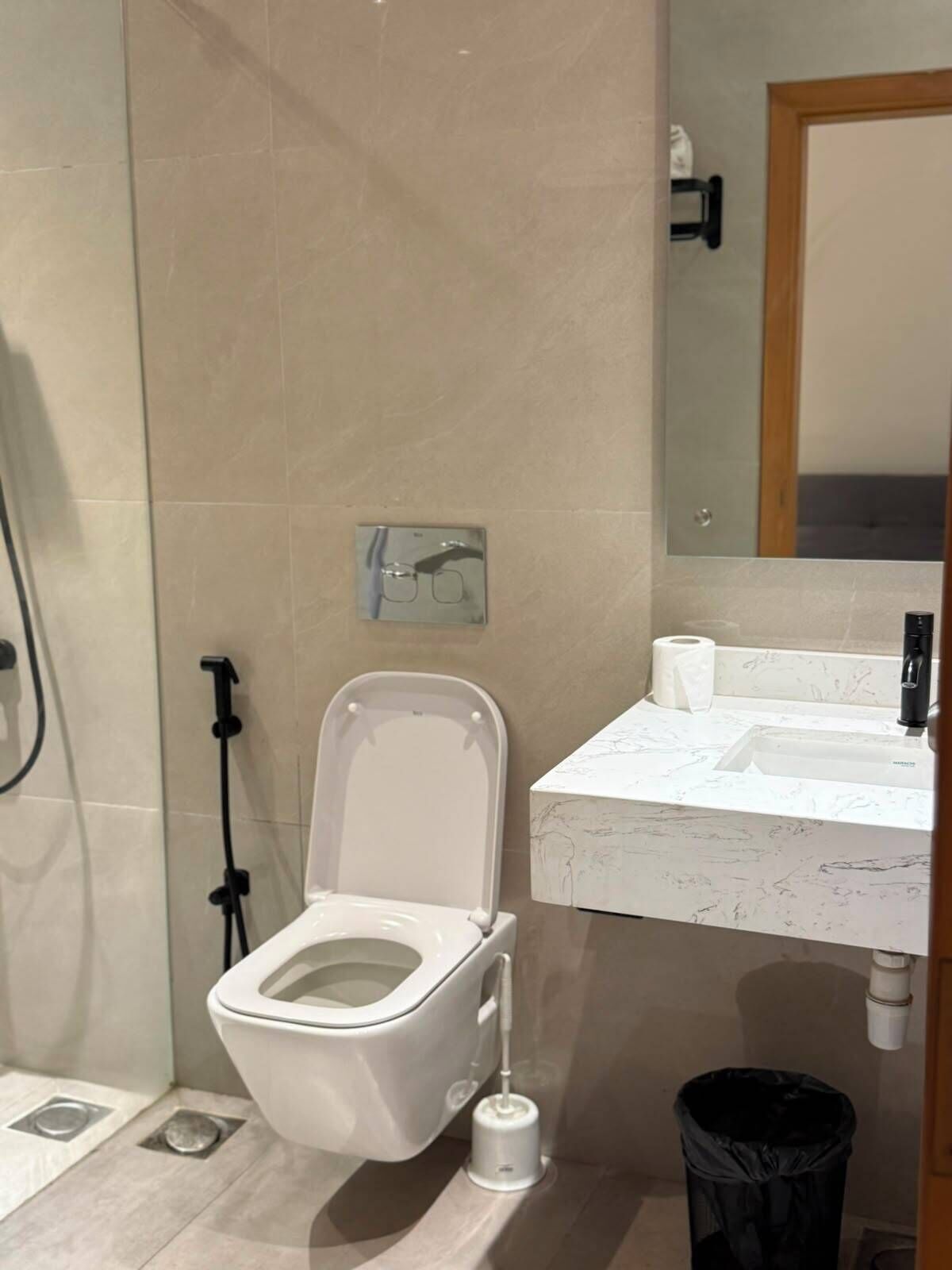 Dusche, Haartrockner, Bidet, Seife