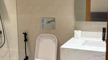 Dusche, Haartrockner, Bidet, Seife