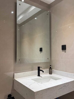 Dusche, Haartrockner, Bidet, Seife