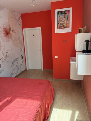 Room-tastefully-decorated Bedroom With g