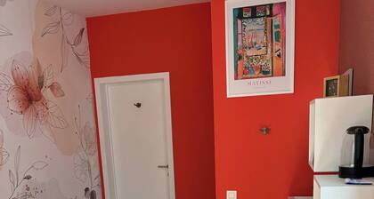 Room-tastefully-decorated Bedroom With g