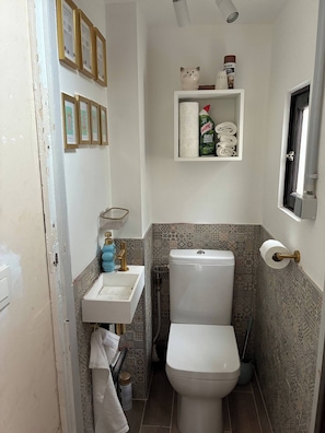 Room, 1 Bedroom, Balcony | Bathroom - Room-tastefully-decorated Bedroom With g (Brussels)