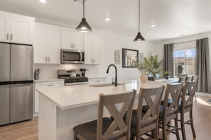 Stadtwohnung, 4 Schlafzimmer | Eigene Küche | Wasserkocher mit Kaffee-/Teezubehör, Kühlschrank, Ofen, Toaster