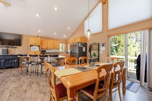 House, 3 Bedrooms | Dining - 11 Wallowa 3 Bedroom Home (Bend)