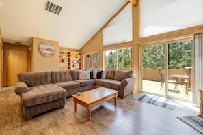 House, 3 Bedrooms | Living area - 11 Wallowa 3 Bedroom Home (Bend)