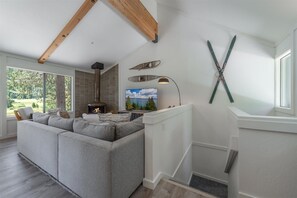Condo, 2 habitaciones | Área de sala de estar | Smart TV 