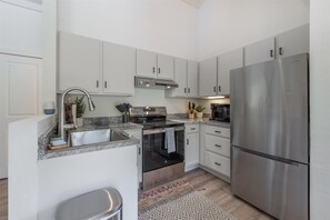 Condo, 2 habitaciones | Cocina privada | Cafetera y tetera, refrigerador, horno y tostadora 