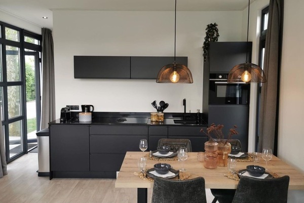 Küche, Countertop, Interior Design, Möbel, Light Fixture, Flooring, Decke, Beleuchtung, Küchengerät, Cabinetry