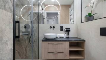 Dusche, Haartrockner, Handtücher, Shampoo