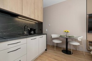 Wasserkocher mit Kaffee-/Teezubehör, Kühlschrank, Mikrowelle, Herdplatte