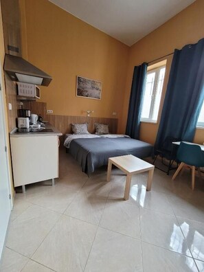 Family Room, Multiple Beds, Kitchen, City View - Mini-hotel Casa de la Luz (Alicante)