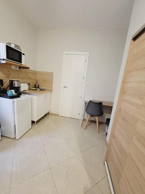 Basic Studio, 1 Double Bed, Private Bathroom | Private kitchen - Mini-hotel Casa de la Luz (Alicante)