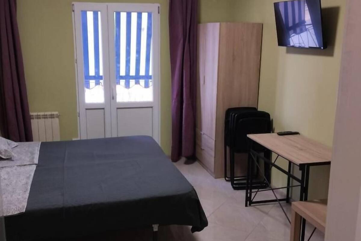 Studio phong cách cổ điển, nhiều giường, ban công, quang cảnh thành phố | Bàn ủi/dụng cụ ủi quần áo, truy cập Internet không dây miễn phí
