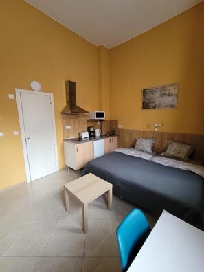 Family Room, Multiple Beds, Kitchen, City View - Mini-hotel Casa de la Luz (Alicante)