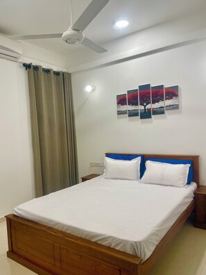 Tabla de planchar con plancha, wifi y ropa de cama 