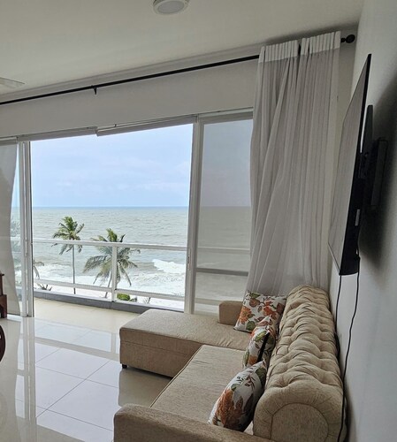 Beach Front Apartment, 20 minutes to  International Airport and city of Colombo