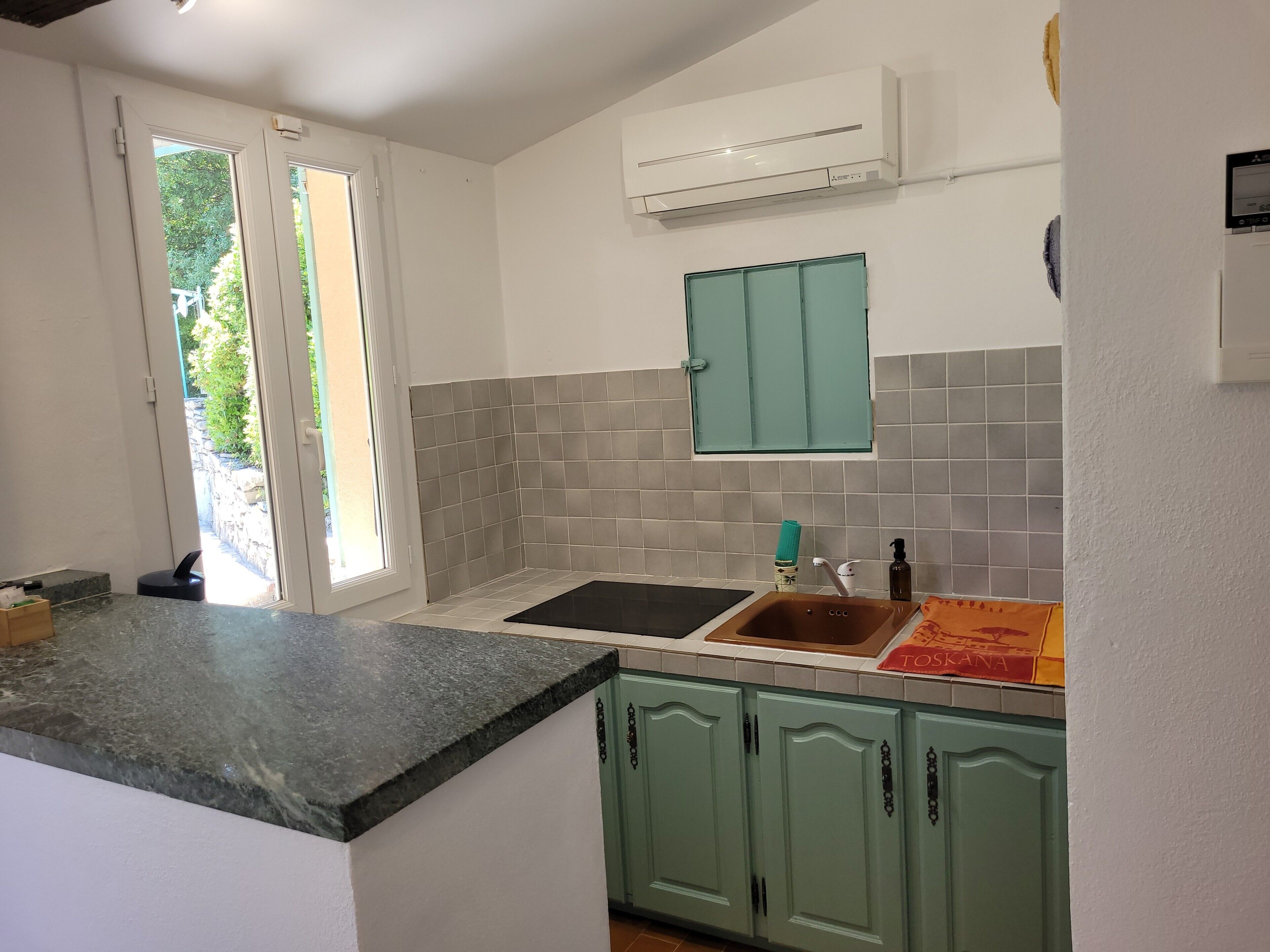Coffee/tea maker, fridge, microwave, stovetop