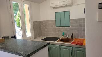 Coffee/tea maker, fridge, microwave, stovetop