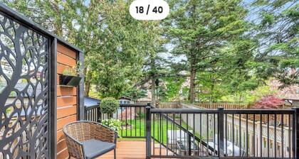Charming, Family Friendly 3 bedroom House with Home Theatre near airport/transit