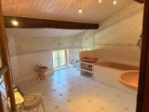 Bathroom - Apartment in the Angelot Vineyards - At Mas Des Armouriers (Violès)