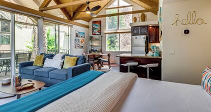 Mid-mod Mountain Cove Studio With Views