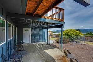 Apartment (2 Bedrooms) | Interior - Quick Hwy Access to Seattle! Mtn-view Apt w/ Yard (Renton)