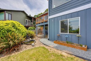 Apartment (2 Bedrooms) | Interior - Quick Hwy Access to Seattle! Mtn-view Apt w/ Yard (Renton)