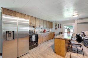 House (2 Bedrooms) | Interior - 'cast a Line Cabin' w/ Dock on Weiss Lake (Centre)