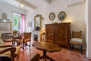 Un coin repas comprenant une table en bois, des chaises et un buffet.