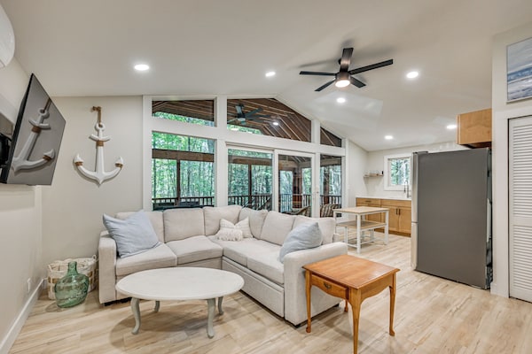 Screened Porch W/ Lake View! Tolland Family Haven - Barkhamsted Reservoir, CT