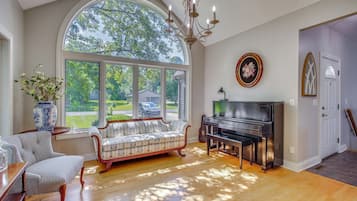 House (4 Bedrooms) | Interior