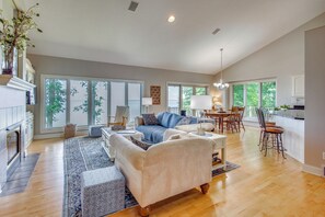 House (4 Bedrooms) | Interior - Private Shoreline & Green Bay Views! Family Home (Luxemburg)