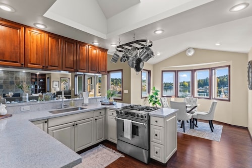 Heart of Gig Harbor View Home—New listing!