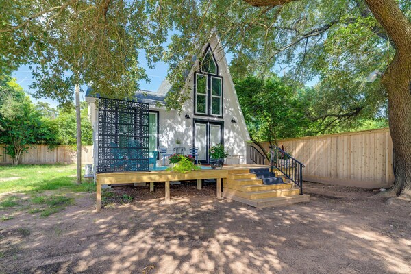 3 Mi To Tomball's Main St! Unique A-frame Home - Houston, TX