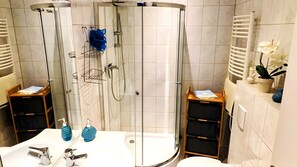 Een douche, een haardroger, handdoeken